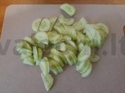 Dietinės salotos su šviežiomis daržovėmis Žingsnis 1