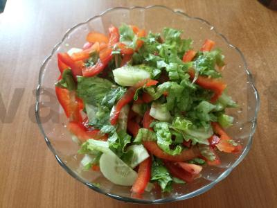 Dietinės salotos su šviežiomis daržovėmis pagrindine nuotrauka