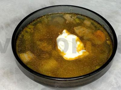 Vištienos ir grybų sriuba pagrindine nuotrauka