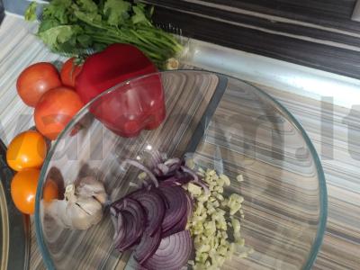 Pikantiškos šiltos salotos su baklažanais, graikiniais riešutais ir raudonaisiais svogūnais Žingsnis 1