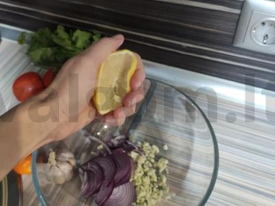 Pikantiškos šiltos salotos su baklažanais, graikiniais riešutais ir raudonaisiais svogūnais Žingsnis 2