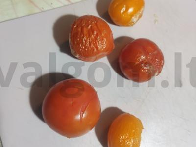 Pikantiškos šiltos salotos su baklažanais, graikiniais riešutais ir raudonaisiais svogūnais Žingsnis 3