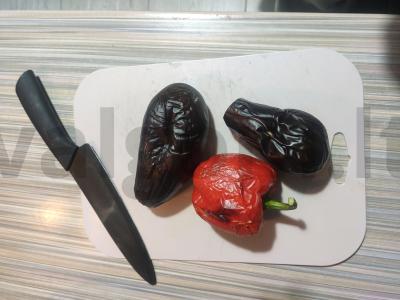 Pikantiškos šiltos salotos su baklažanais, graikiniais riešutais ir raudonaisiais svogūnais Žingsnis 4