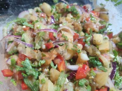 Pikantiškos šiltos salotos su baklažanais, graikiniais riešutais ir raudonaisiais svogūnais pagrindine nuotrauka