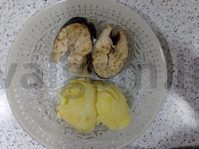 Garuose troškinta rausvoji lašiša lėtoje viryklėje pagrindine nuotrauka