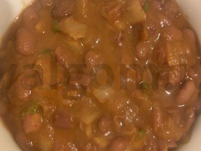 Pupelės pomidorų padaže pagrindine nuotrauka