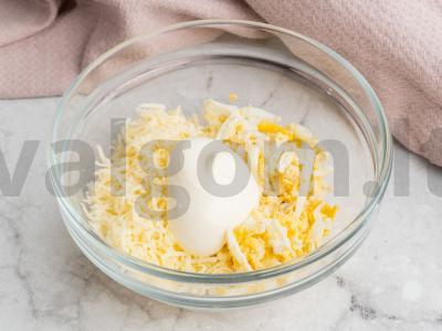 Įdaryti blyneliai su sūriu ir kiaušiniais Žingsnis 2