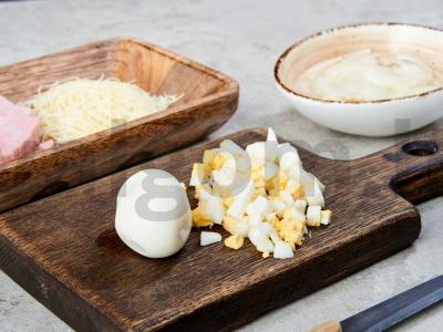 Arbūzo griežinėlių salotos su kumpiu, sūriu ir kiaušiniu Žingsnis 2