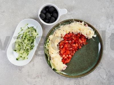 Arbūzo griežinėlių salotos su kumpiu, sūriu ir kiaušiniu Žingsnis 3