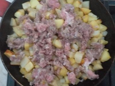 Keptos bulvės su malta mėsa Žingsnis 5