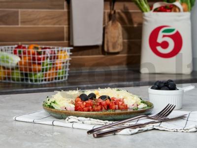 Arbūzo griežinėlių salotos su kumpiu, sūriu ir kiaušiniu pagrindine nuotrauka