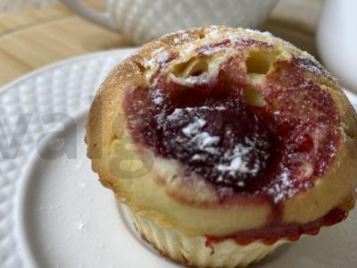 Braškių keksiukai prie kavos pagrindine nuotrauka