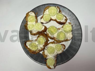 Gardūs krokitini su lašiša, varškės sūriu ir šviežiais agurkais Žingsnis 2
