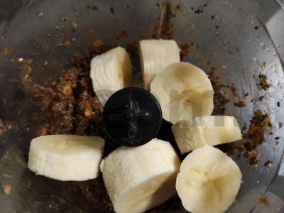 Datuliniai saldainiai su bananais sūdytuose žemės riešutų pabarstuose Žingsnis 4