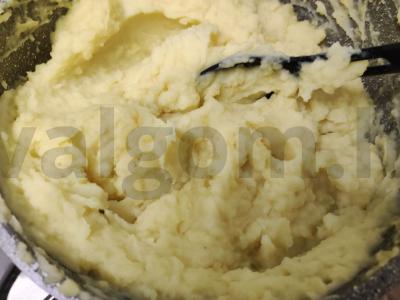 Bulvių košė su sviestu pagrindine nuotrauka