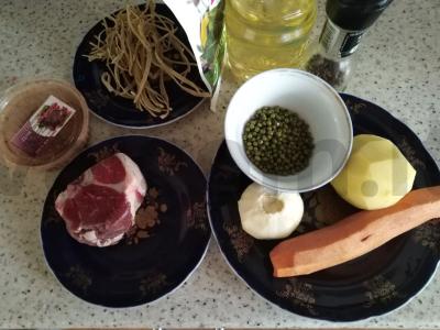 Gausi sriuba su veršiena, koše, daržovėmis ir makaronais Žingsnis 1