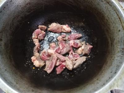 Gausi sriuba su veršiena, koše, daržovėmis ir makaronais Žingsnis 3