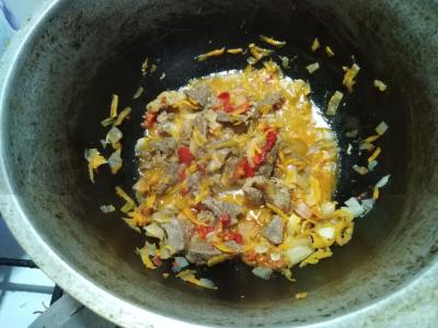 Gausi sriuba su veršiena, koše, daržovėmis ir makaronais Žingsnis 5