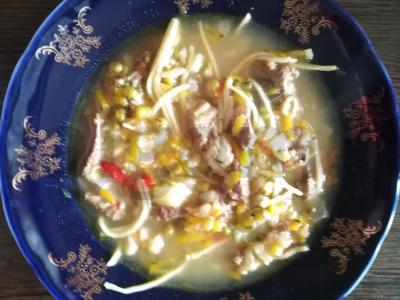 Gausi sriuba su veršiena, koše, daržovėmis ir makaronais pagrindine nuotrauka