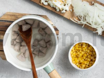 Salotos su kukurūzais ir vištienos širdelėmis Žingsnis 1