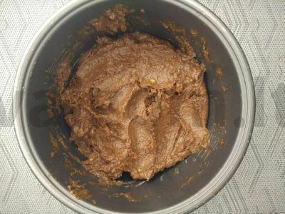 Šokoladinis desertas su riešutais, džiovintais vaisiais be cukraus ir kepimo Žingsnis 2