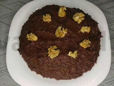 Šokoladinis desertas su riešutais, džiovintais vaisiais be cukraus ir kepimo pagrindine nuotrauka