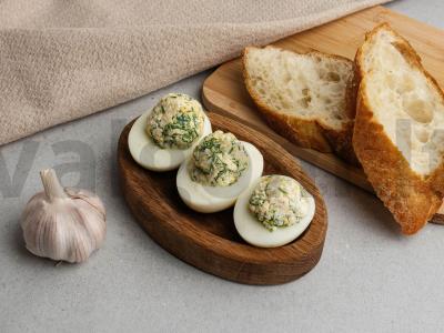 Įdaryti kiaušiniai su brinza ir česnakais pagrindine nuotrauka