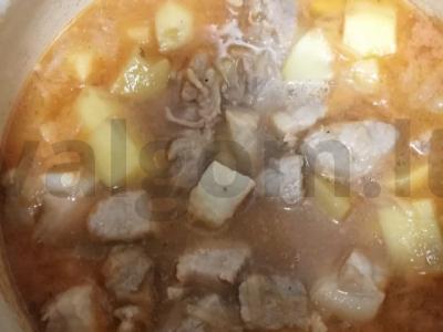 Troškintos bulvės su kiauliena Žingsnis 7