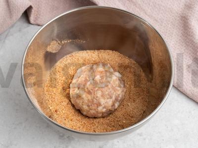 Kotletai, įdaryti putpelių kiaušiniais ir paprika Žingsnis 3