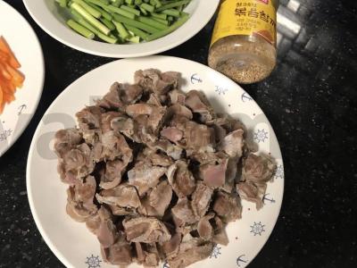 Vištienos skrandžiai su česnakų rodyklėmis Žingsnis 2