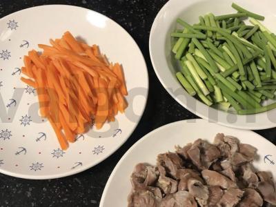 Vištienos skrandžiai su česnakų rodyklėmis Žingsnis 3