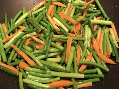 Vištienos skrandžiai su česnakų rodyklėmis Žingsnis 4