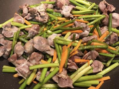 Vištienos skrandžiai su česnakų rodyklėmis Žingsnis 5