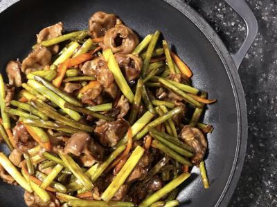 Vištienos skrandžiai su česnakų rodyklėmis Žingsnis 6