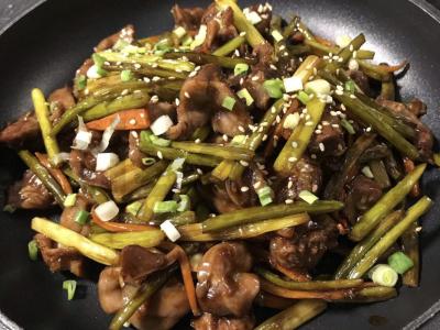 Vištienos skrandžiai su česnakų rodyklėmis pagrindine nuotrauka