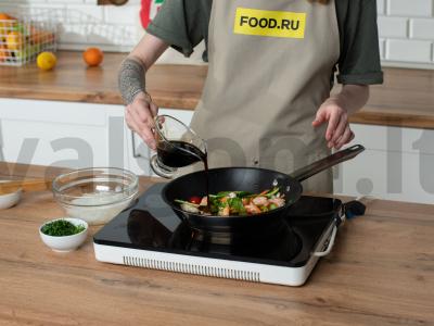 Funchose kepta su krevetėmis ir špinatais Žingsnis 2