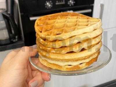 Vienos vafliai pusryčiams pagrindine nuotrauka