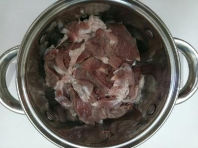 Su graikiniais riešutais troškinta ožkiena Žingsnis 1