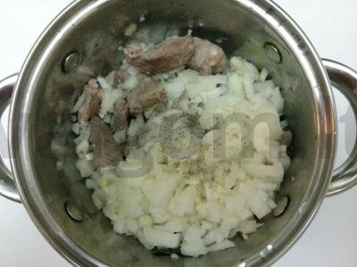 Su graikiniais riešutais troškinta ožkiena Žingsnis 2