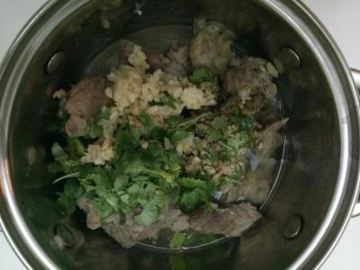 Su graikiniais riešutais troškinta ožkiena Žingsnis 3