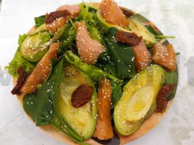 Neįprastos lašišos salotos su saulėje džiovintais pomidorais pagrindine nuotrauka