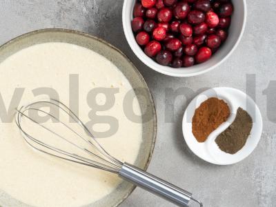 Apverstas spanguolių pyragas. Žingsnis 1