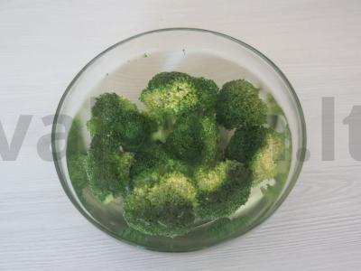 Skanios salotos su korėjietiškomis morkomis ir brokoliais Žingsnis 1