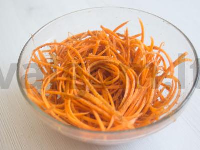 Skanios salotos su korėjietiškomis morkomis ir brokoliais Žingsnis 2