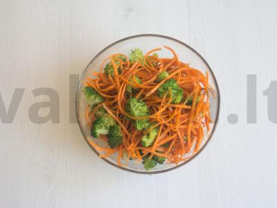 Skanios salotos su korėjietiškomis morkomis ir brokoliais pagrindine nuotrauka