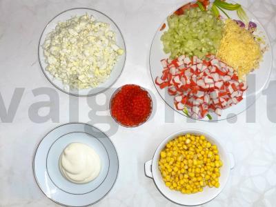 Krabų salotos su raudonaisiais ikrais Žingsnis 1