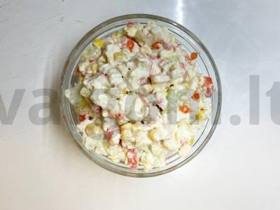 Krabų salotos su raudonaisiais ikrais pagrindine nuotrauka