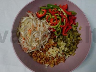 Klasikinės salotos su grybais, kopūstais ir saldžiąja paprika Žingsnis 1