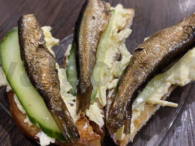 Užkandžių sumuštiniai su šprotais pagrindine nuotrauka