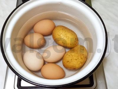 Originalios salotos su rūkyta krūtinėle ir grybais Žingsnis 1